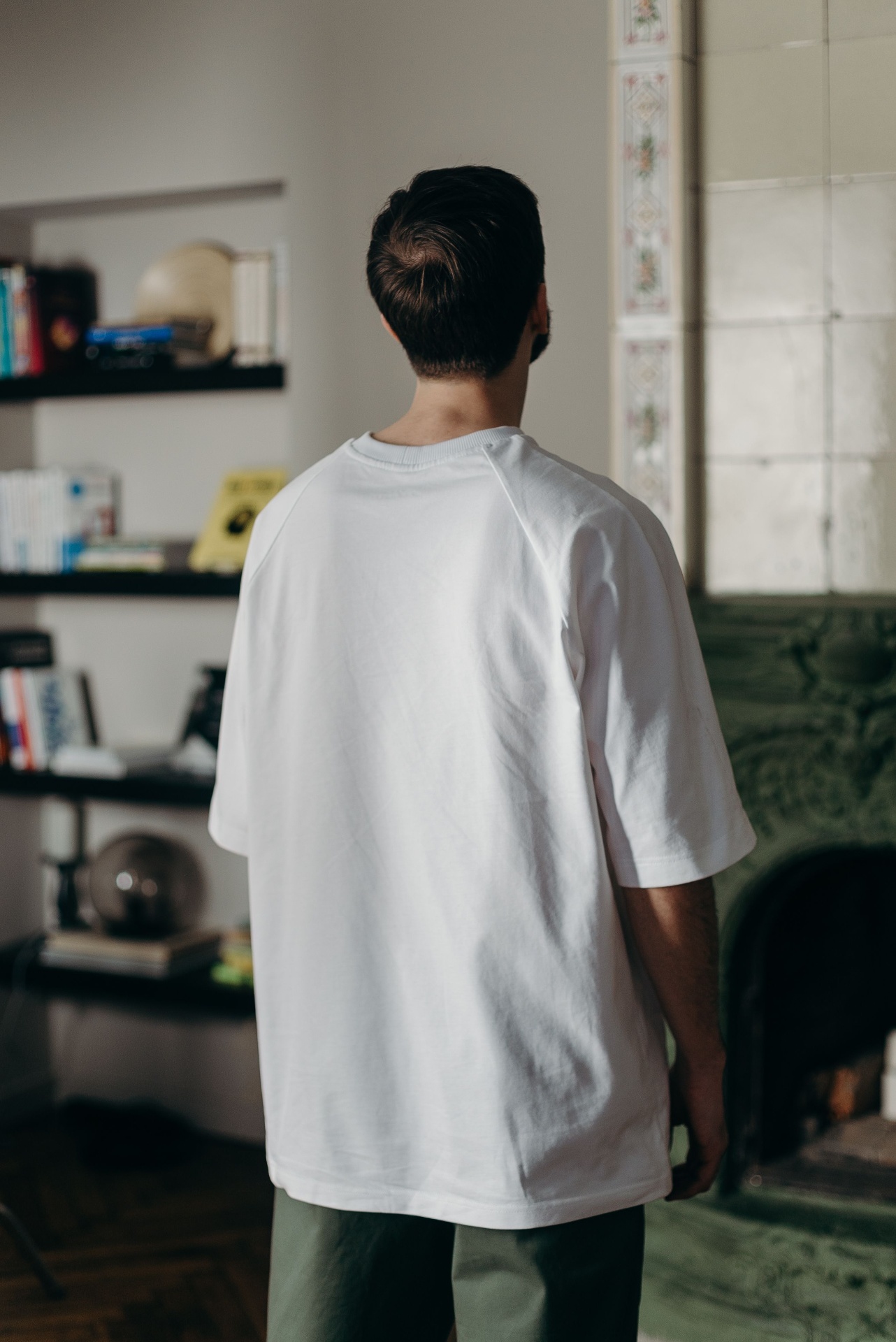 Man wearing an oversized white tee from behind